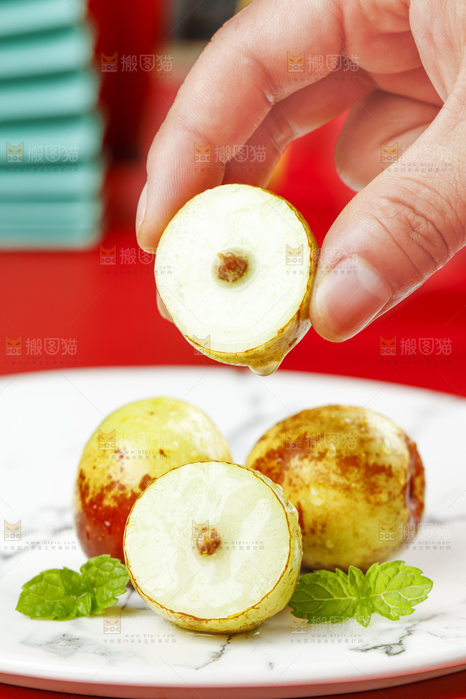 手拿切开的冬枣