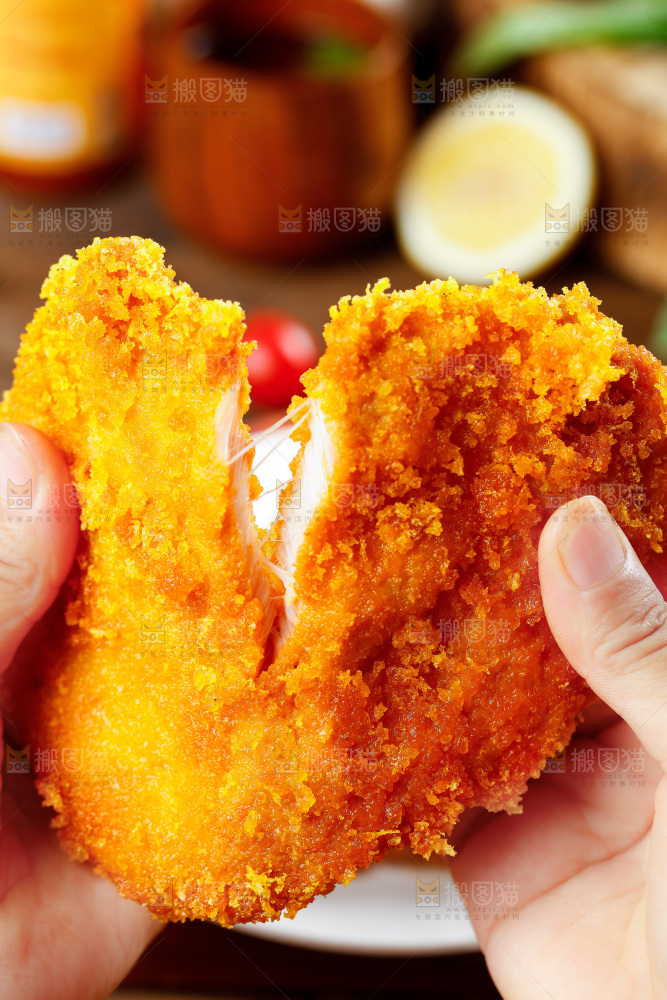 手拿撕开的炸鸡排