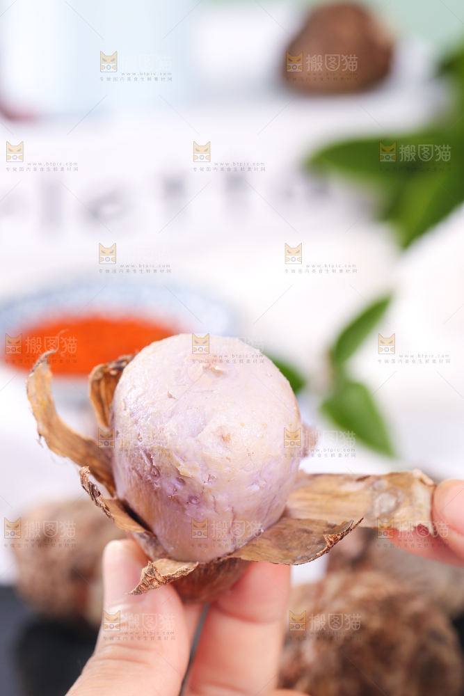 手拿剥皮的熟香芋