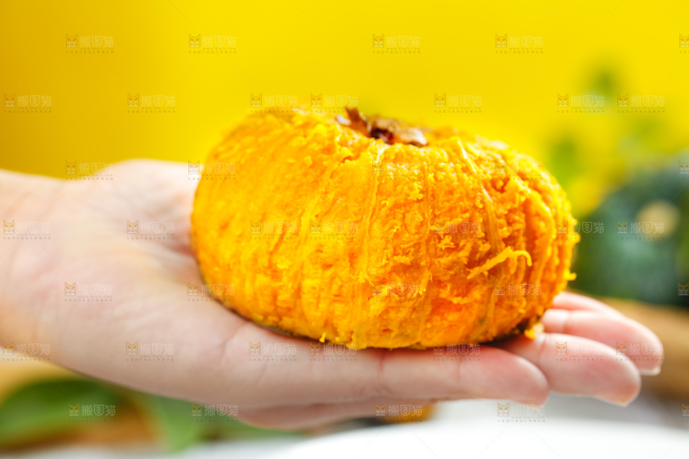 手拿剥皮的贝贝瓜