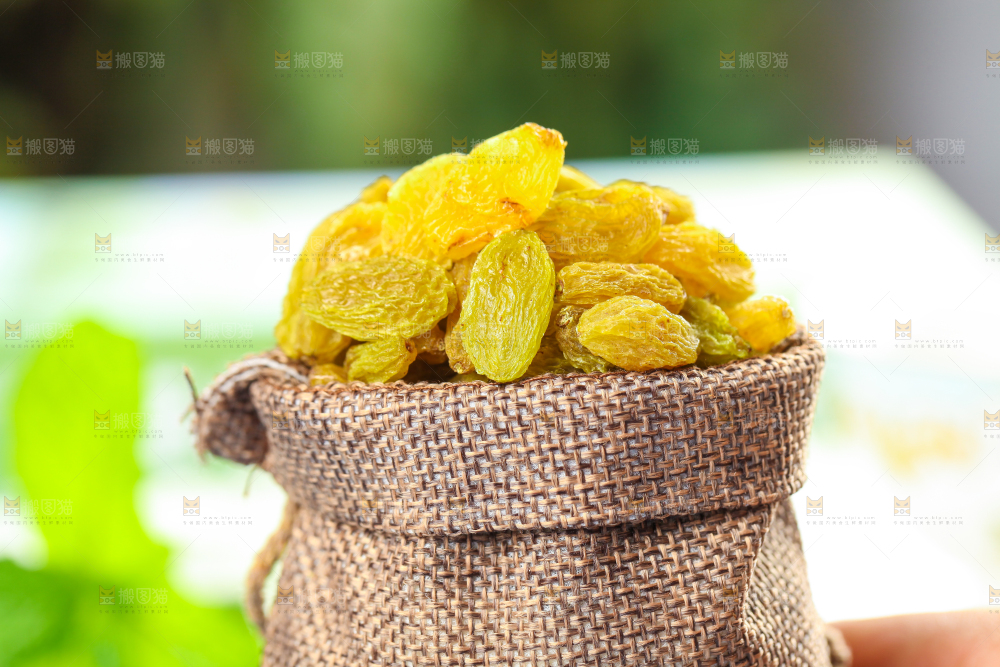 浅底上放着一袋绿宝石葡萄干