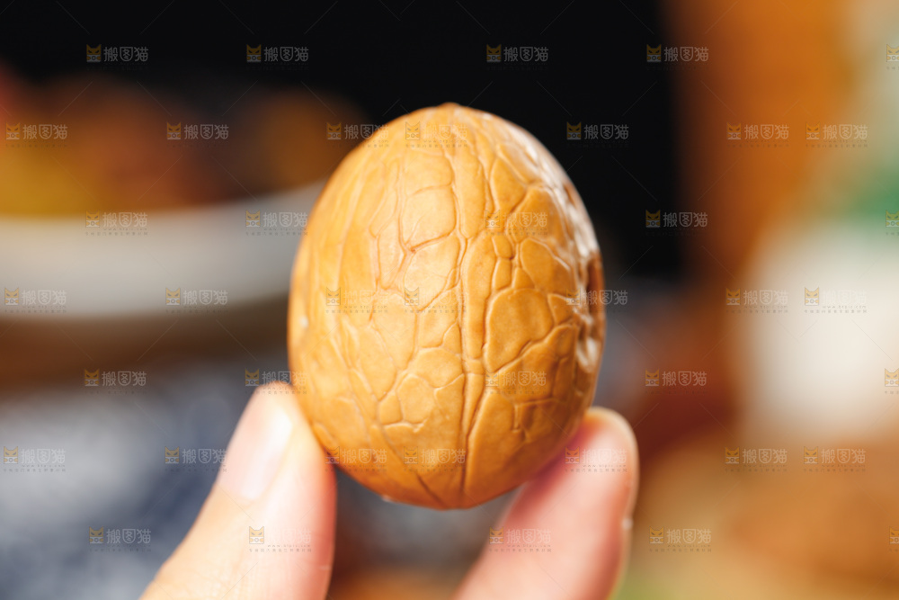 手拿薄皮干核桃