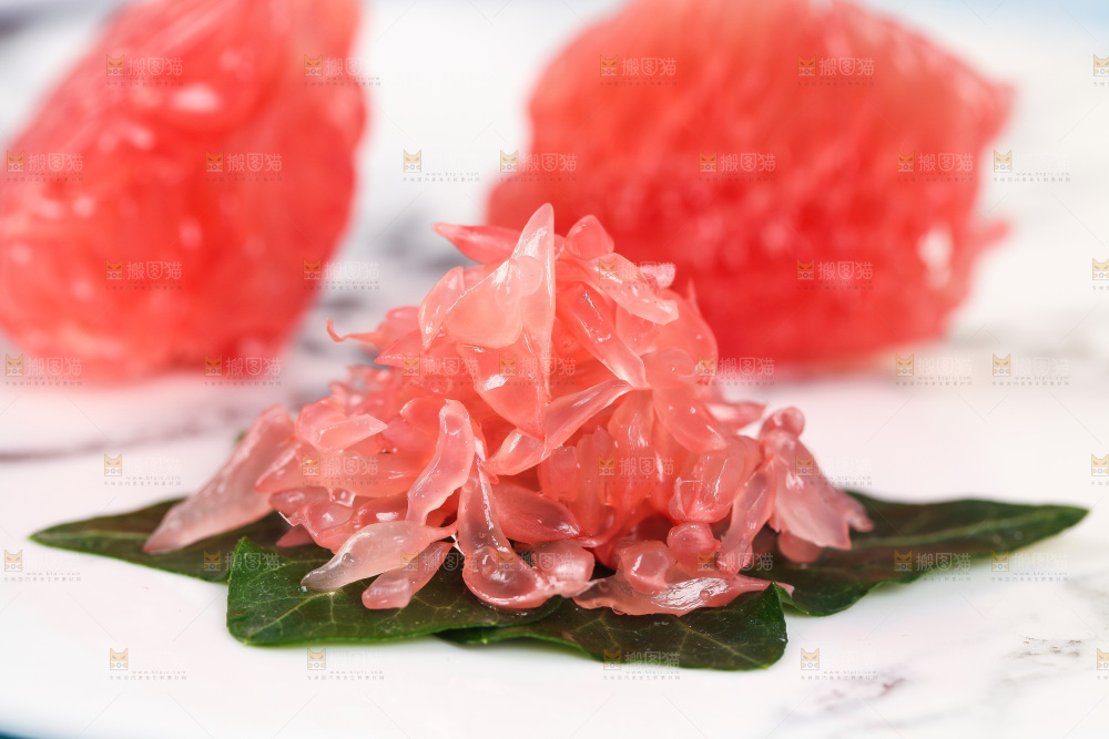 盘子里的红心柚子果肉