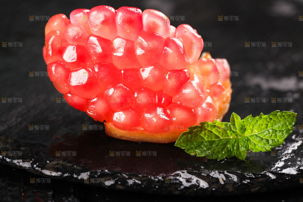 勺子里的石榴果肉