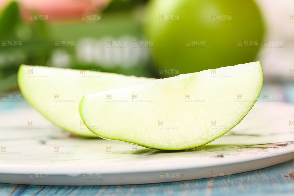 盘子里放着切开的青翠冠梨