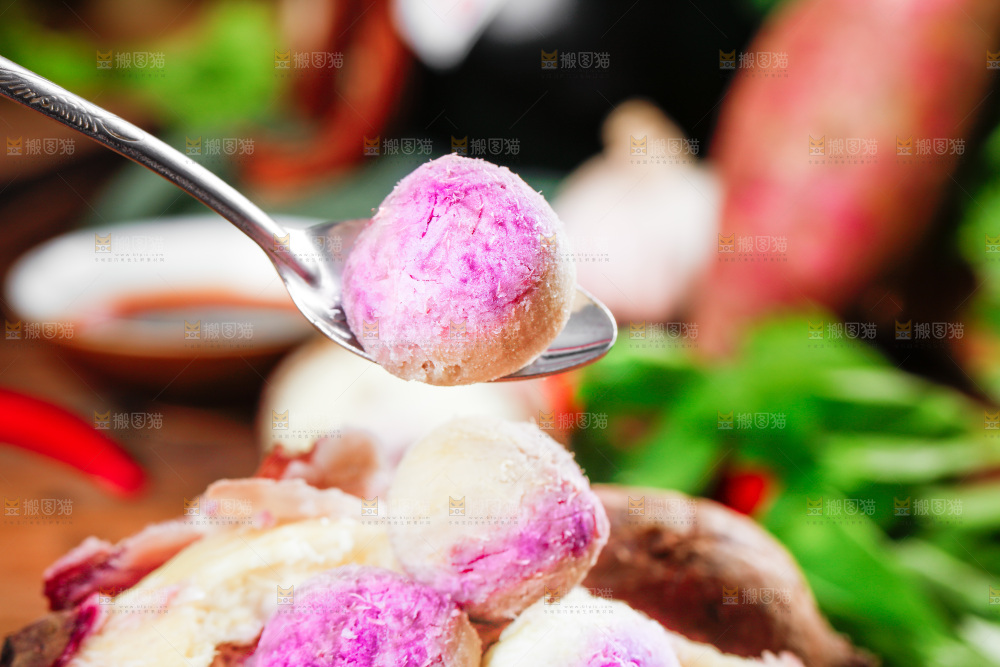勺子里的冰淇凌红薯果肉