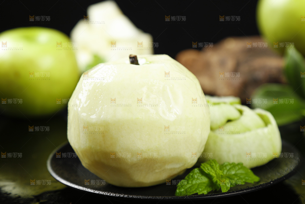 黑石板上放着一盘青皮梨