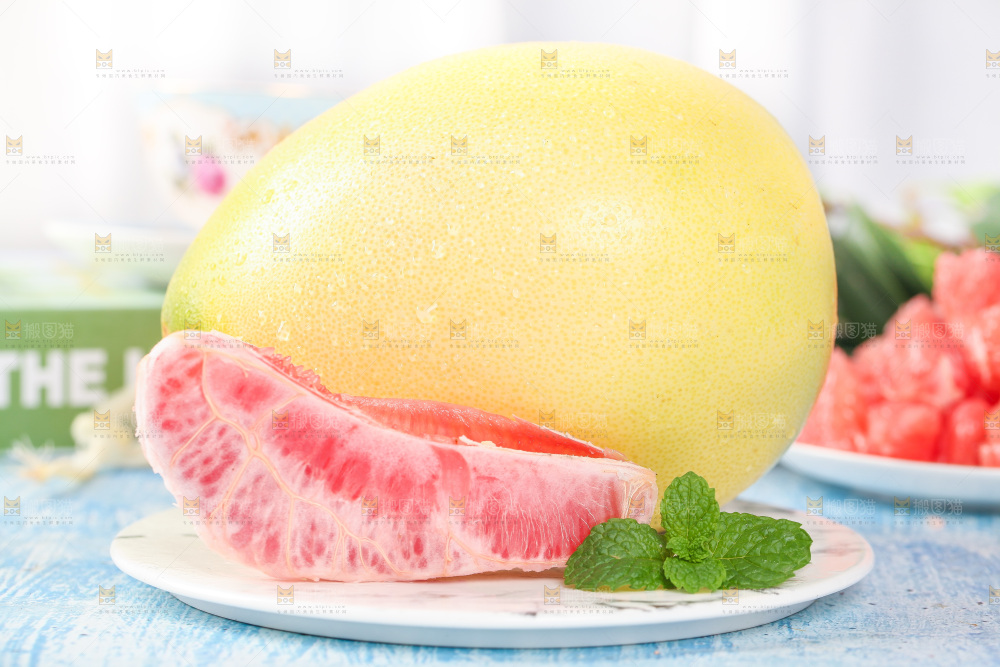盘子里的柚子