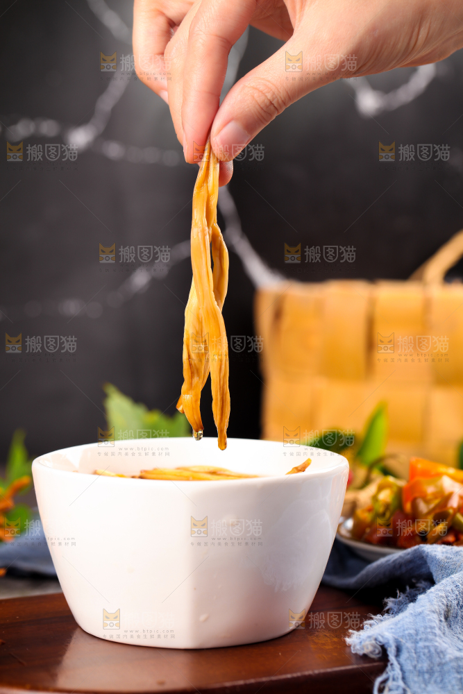 手拿黄花菜