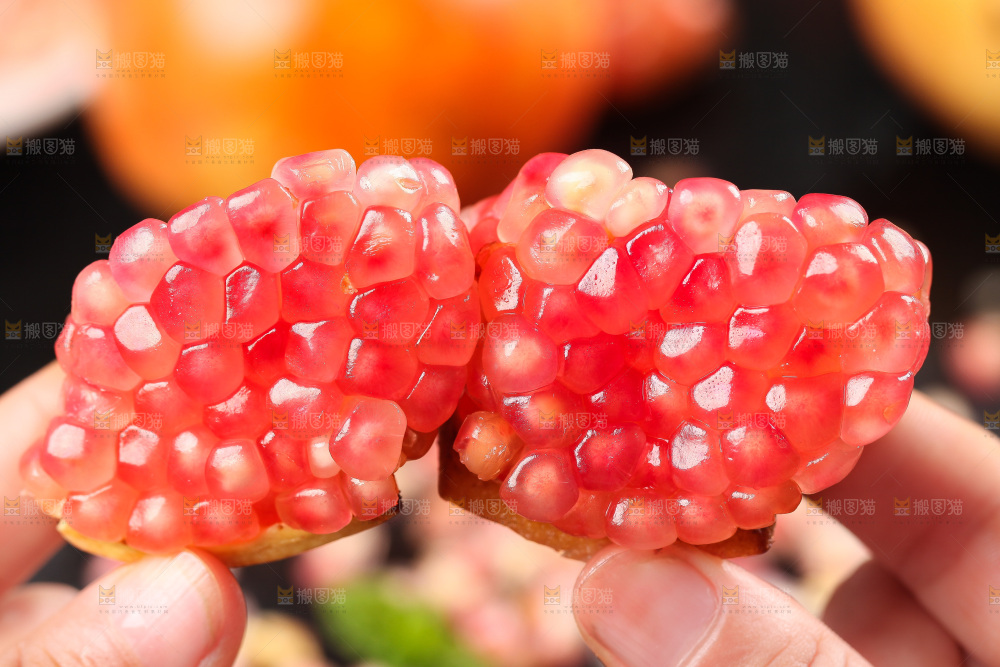 手拿掰开的石榴