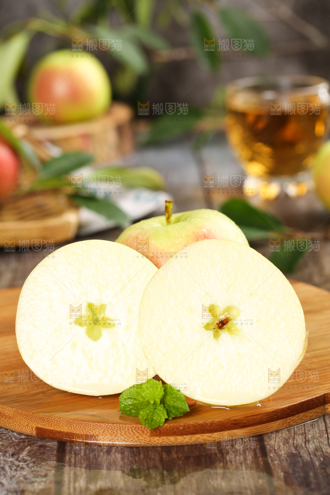 木板上放着切开的红嘎啦苹果