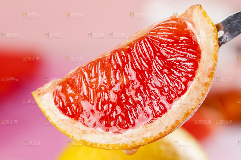 叉子叉着红心西柚