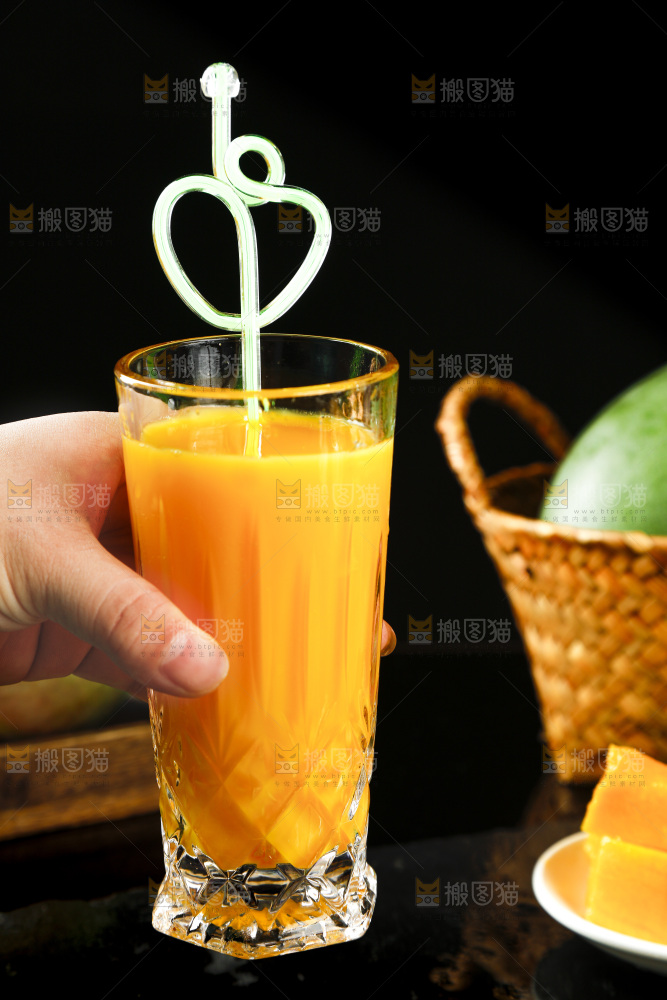 黑石板上的芒果汁