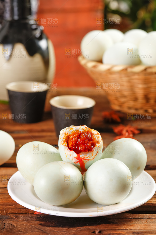 木板上放着一盘熟海鸭蛋