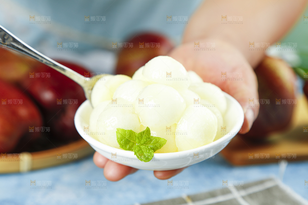 勺子里的彩虹梨果肉