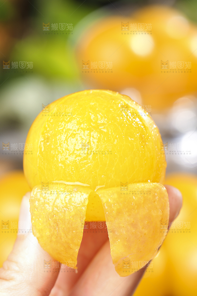 手拿剥皮的黄金奈李