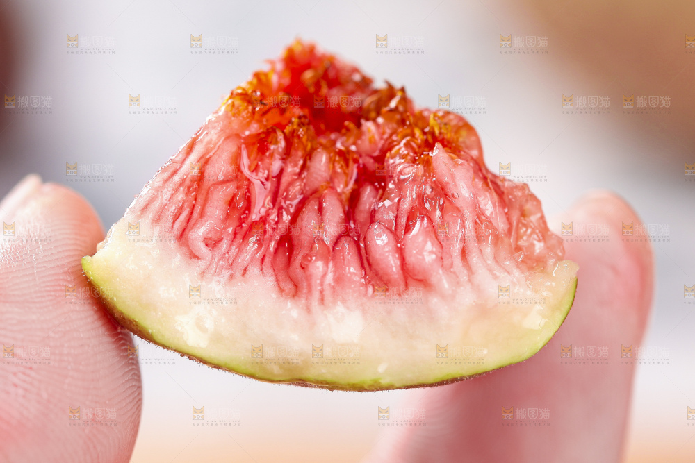 手拿切开的无花果