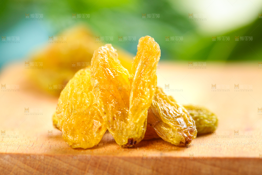 木板上的新疆葡萄干