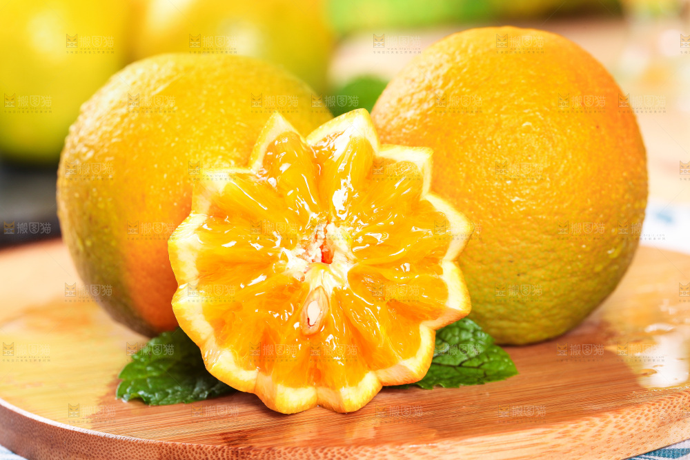 切开的秭归夏橙放在木底上