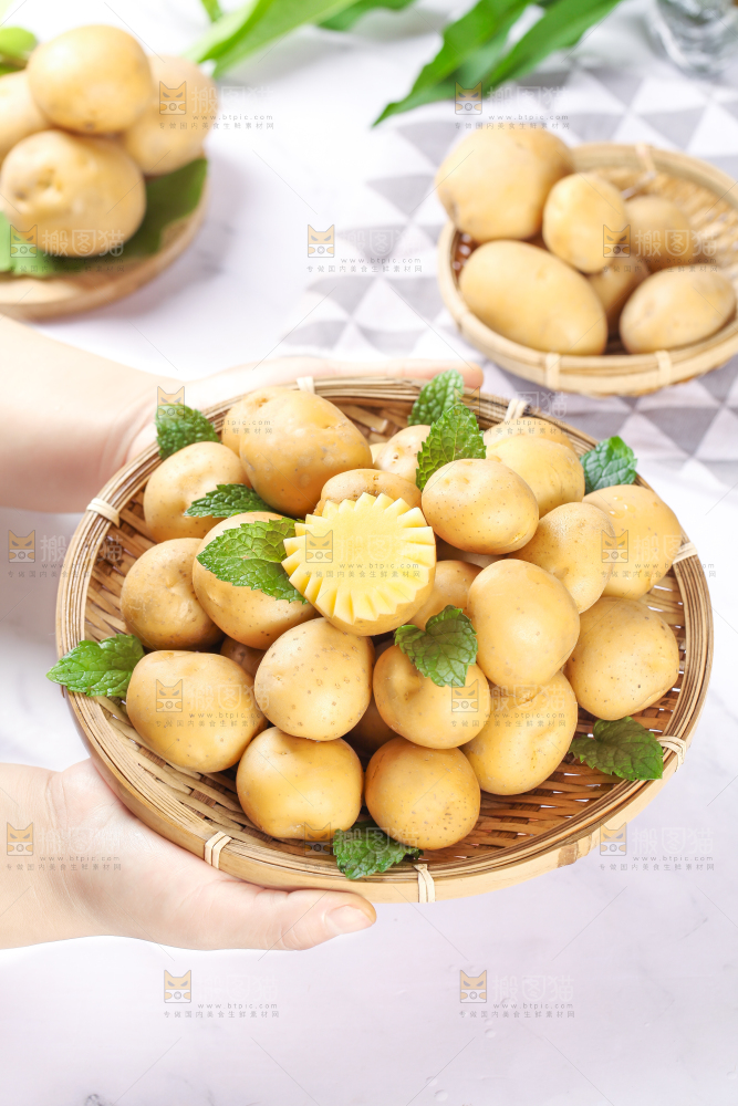 浅底上放着一盘小土豆