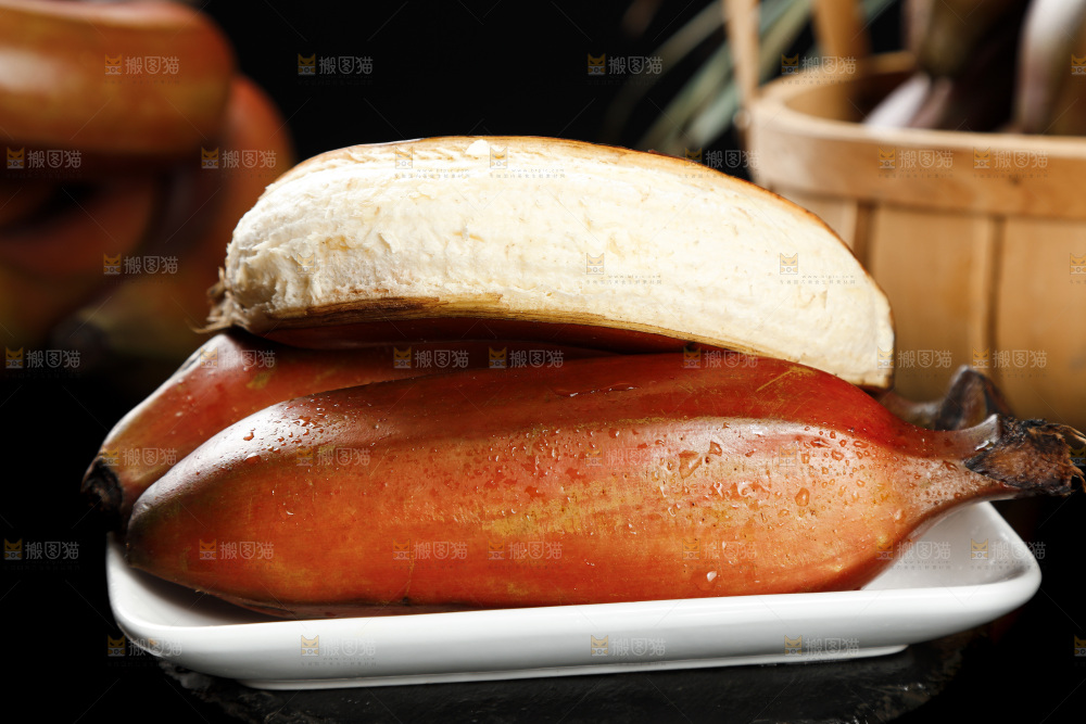 黑石板上放着剥皮的红皮美人蕉