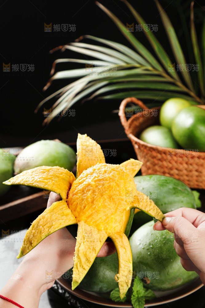 黑底上放着剥皮的凯特芒