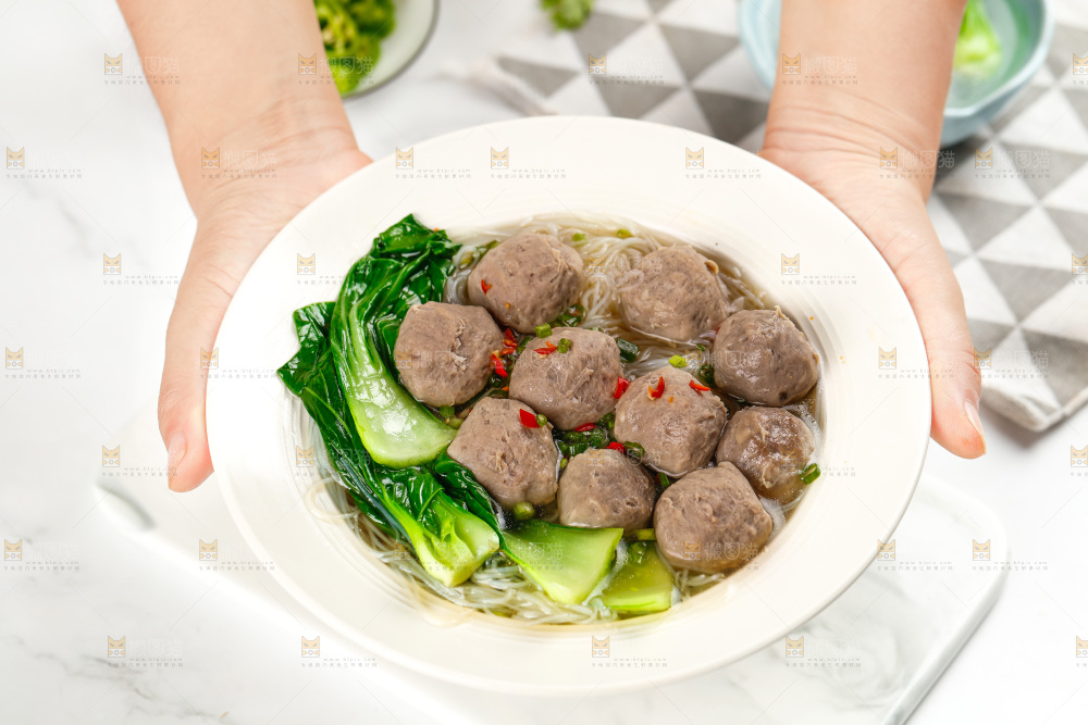 手端一碗牛肉丸面
