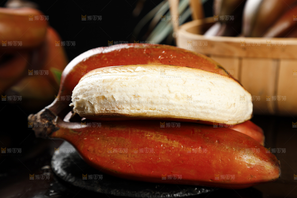 黑石板上放着剥皮的红皮美人蕉