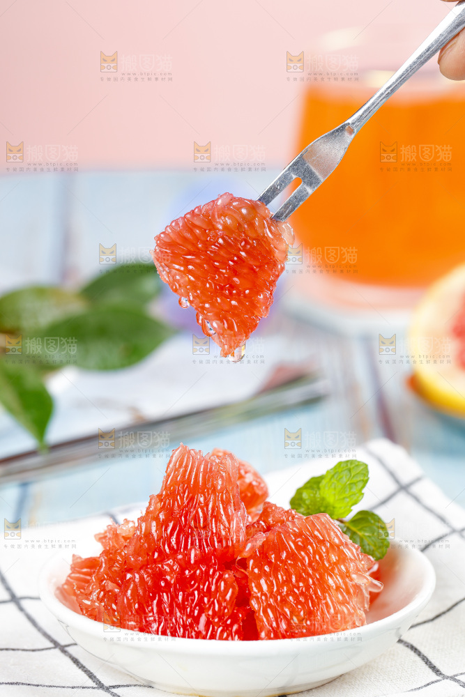 叉子叉着红心西柚果肉