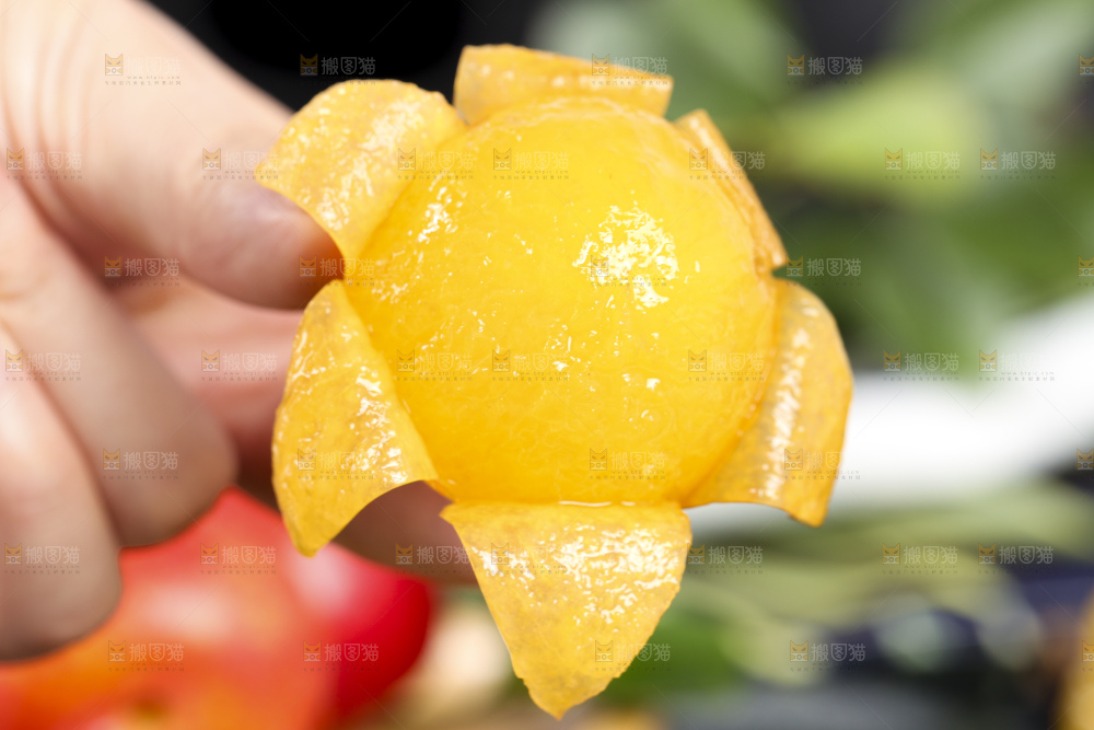 手拿剥皮的黄金奈李