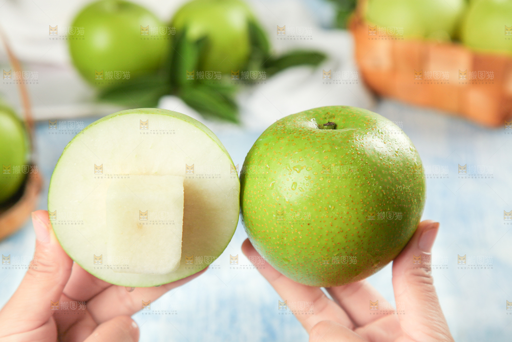 手拿切开的翠冠梨