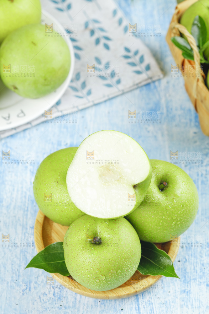 浅底上放着一盘皇冠苹果梨