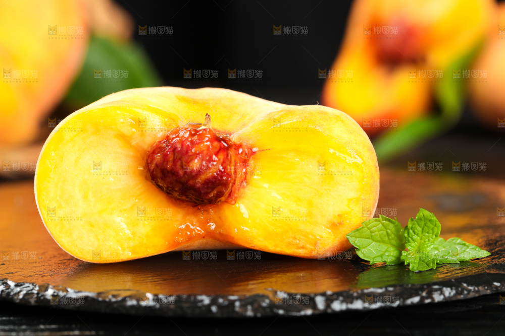 黑底上放着黄肉蟠桃