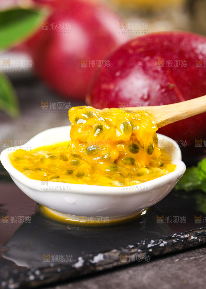 勺子里的百香果果肉
