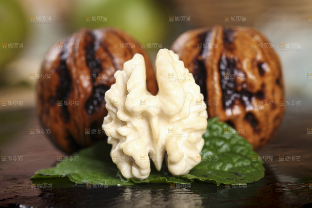 黑石板上放着去皮湿核桃果仁