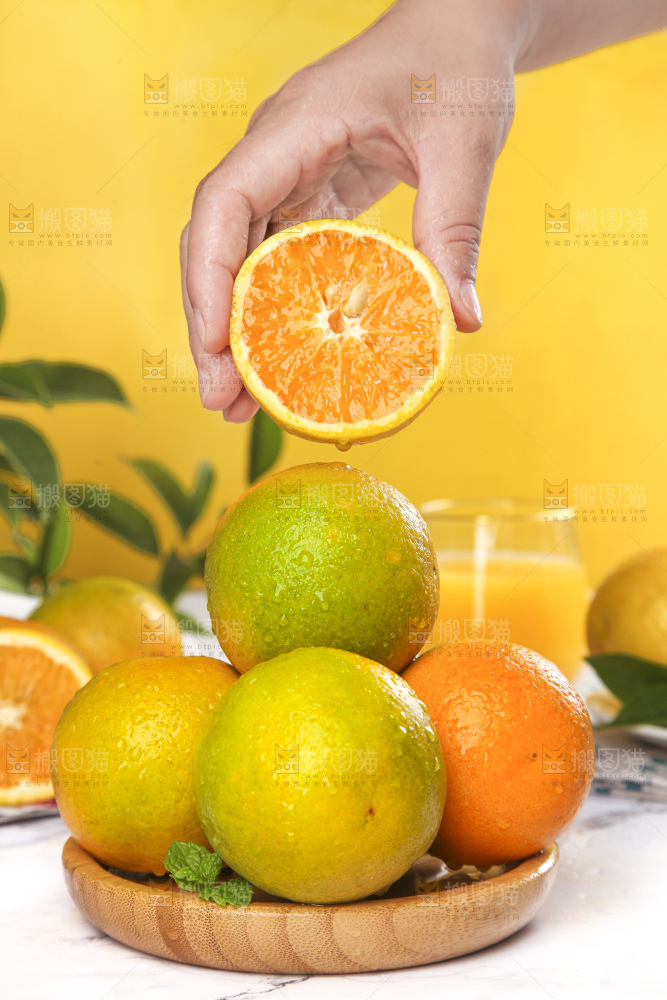 手拿切开的夏橙