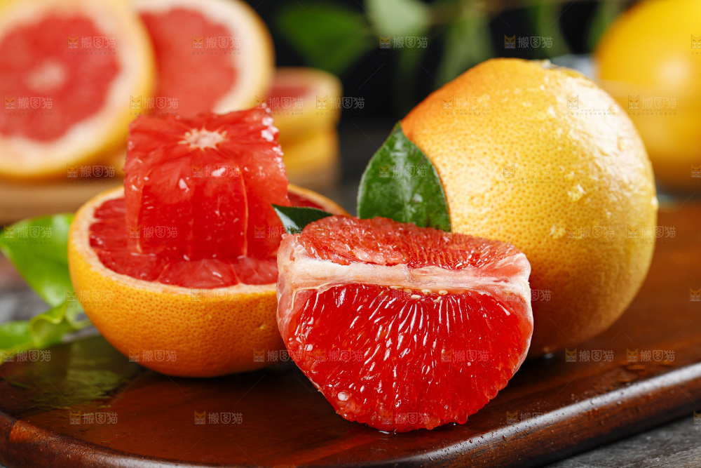 木底上放着剥皮的红心西柚果肉