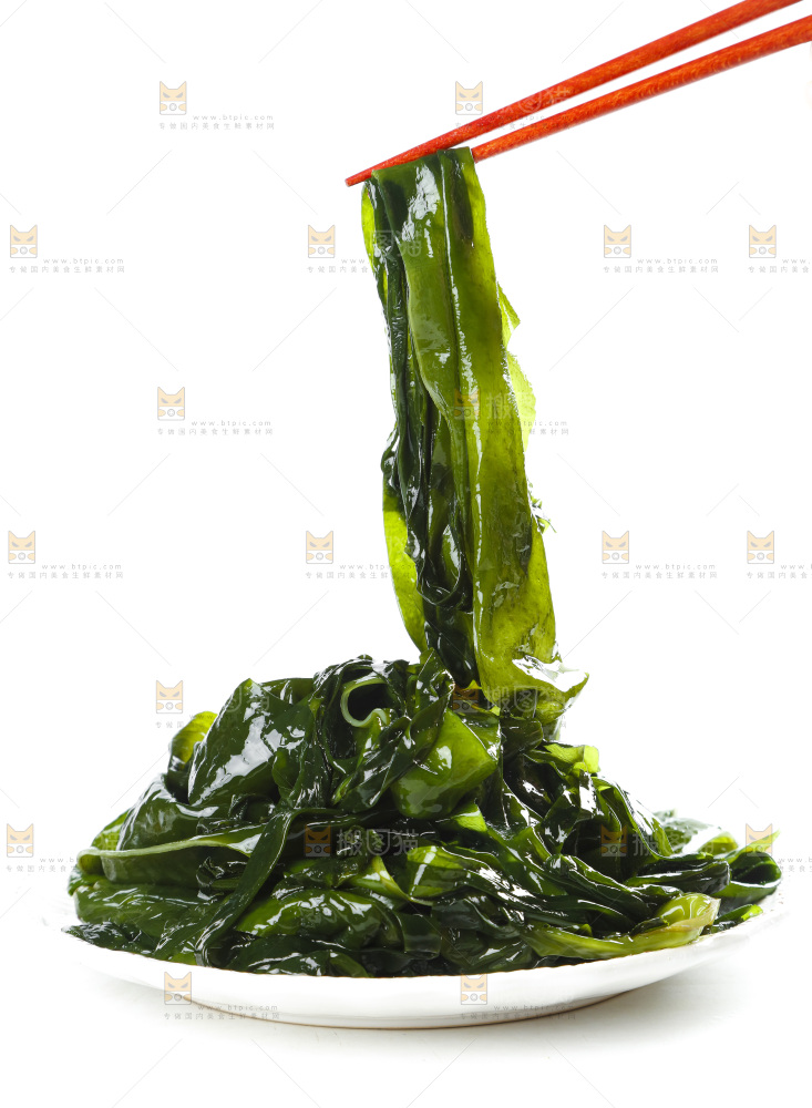 白底上放着一盘裙带菜