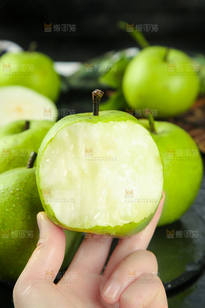 黑石板上手拿的砀山苹果梨