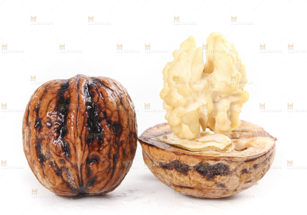 白底上放着新鲜去皮湿核桃果仁