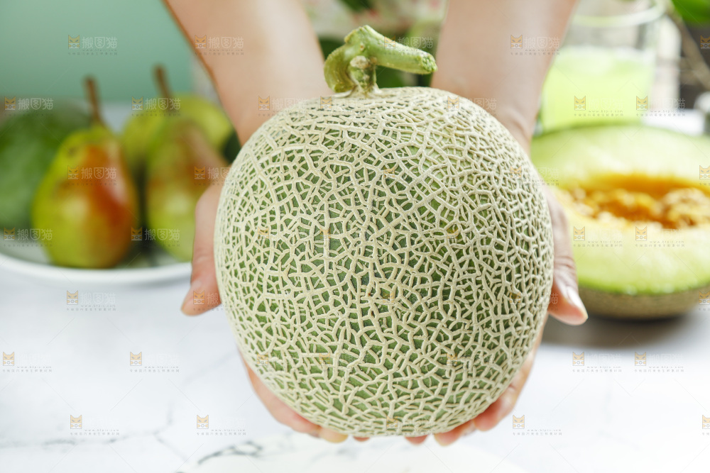 手拿玫珑蜜瓜