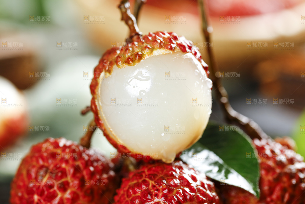 黑木板上的荔枝