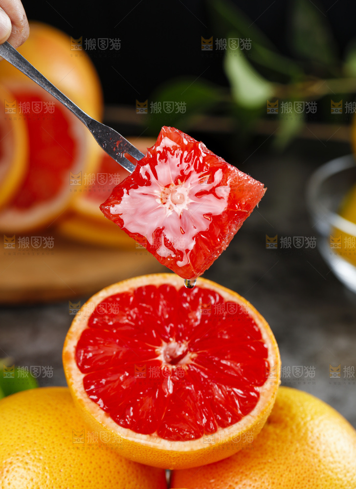 叉子叉着红心西柚果肉