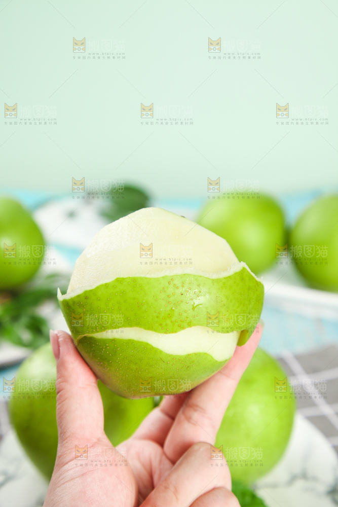 手拿削皮的翠冠梨