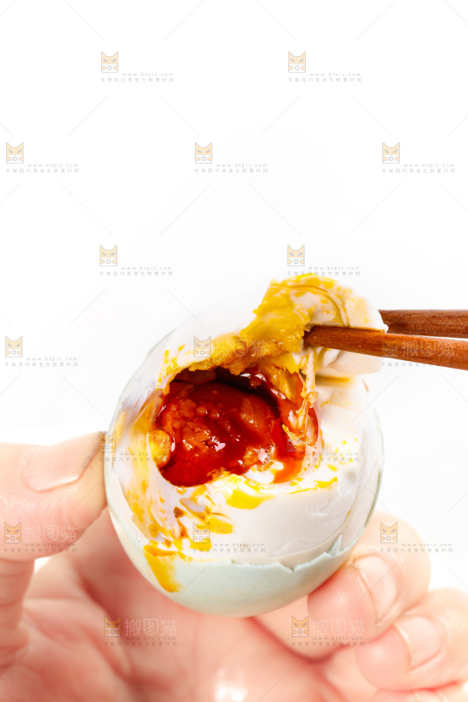 白底上筷子夹着海鸭蛋