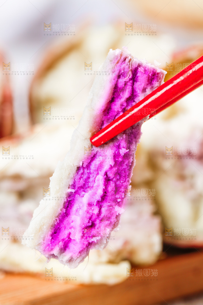 筷子夹着冰淇凌红薯果肉