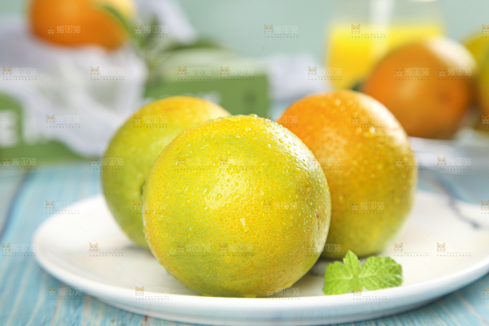 蓝底上放着一盘夏橙