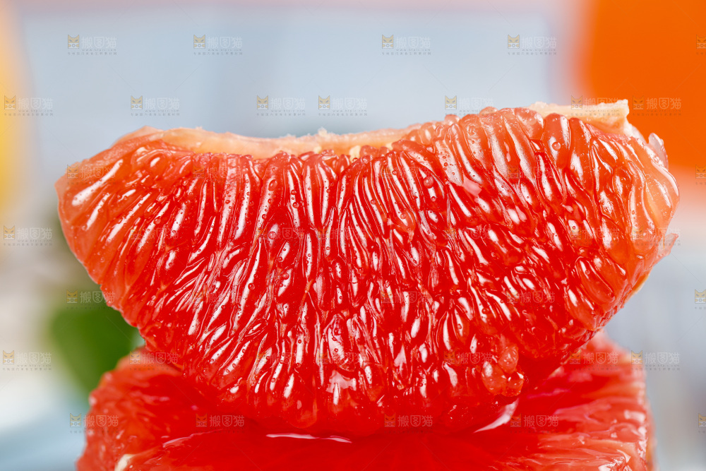 格子布放着红心西柚果肉