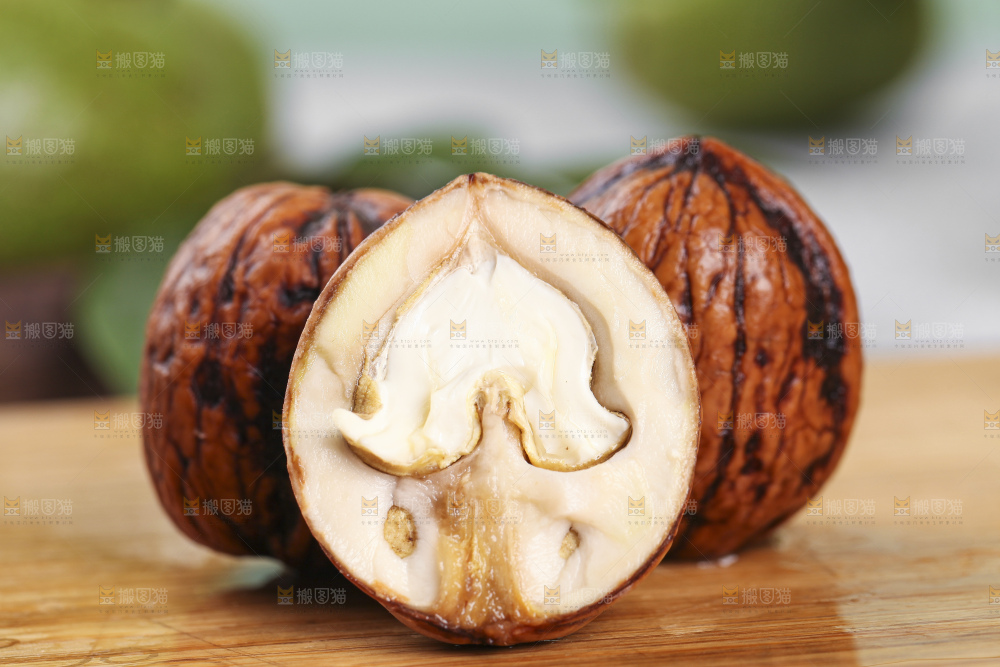 木板上的新鲜去皮湿核桃