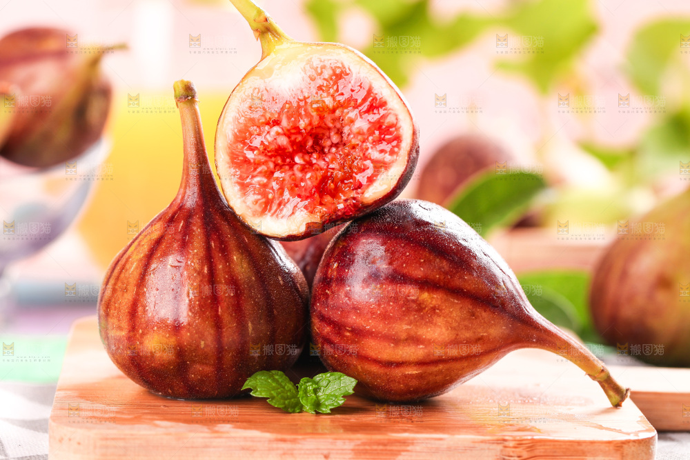 木底放着切开的红皮无花果